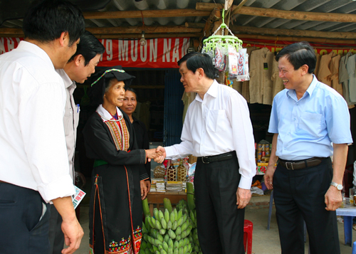  Đồng chí Trương Tấn Sang đến thăm hỏi bà con đồng bào dân tộc thiểu số tại thôn Đèo De, xã Phú Đình, Định Hoá